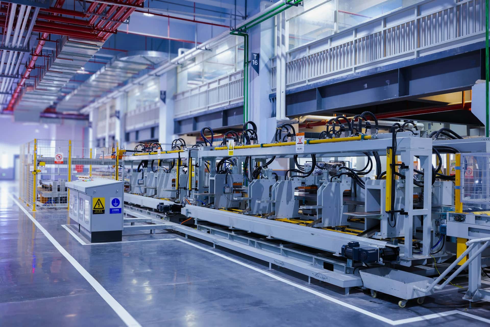 Hall de production industriel de grande hauteur avec lignes de machines