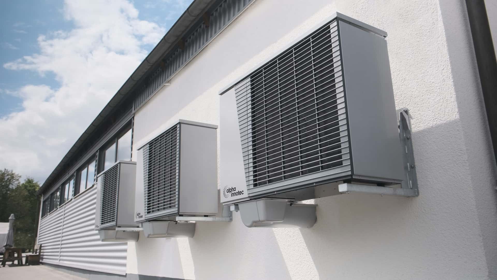 Unités extérieures de pompes à chaleur air/eau fixées sur la façade d'un bâtiment tertiaire
