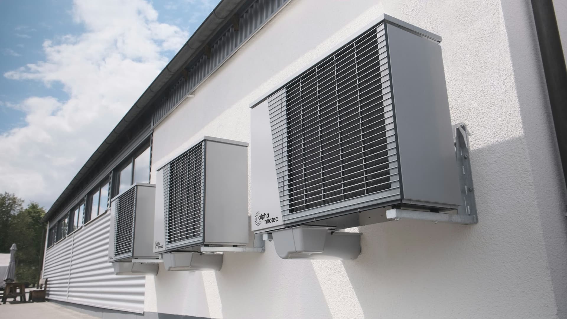 Pompes à chaleur air/eau installées sur la façade d'un bâtiment tertiaire